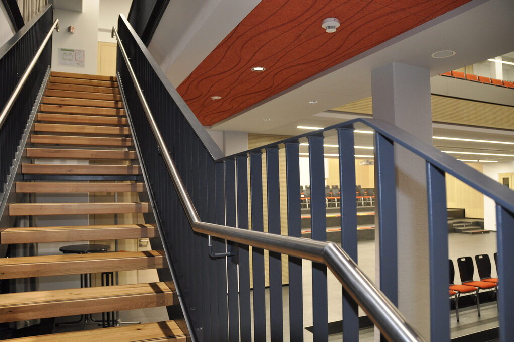Eine Treppe in der neuen Aula des Werner Heisenberg Gymnasiums