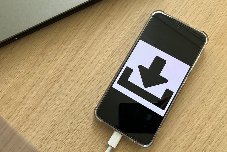 Ein Smartphone mit einem Download Icon