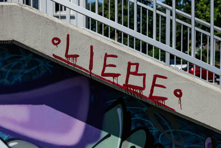 Ein Graffiti aus dem Wort Liebe an einer Treppe in Leverkusen