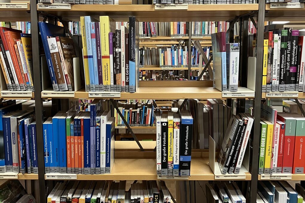 Ein Bücherregal mit verschiedenen Büchern