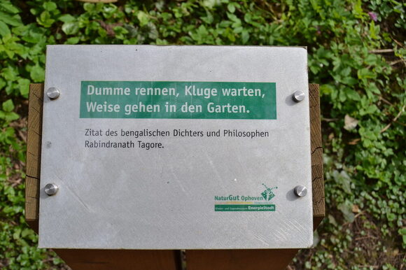 Tafel mit Zitat auf dem Naturgut Ophoven