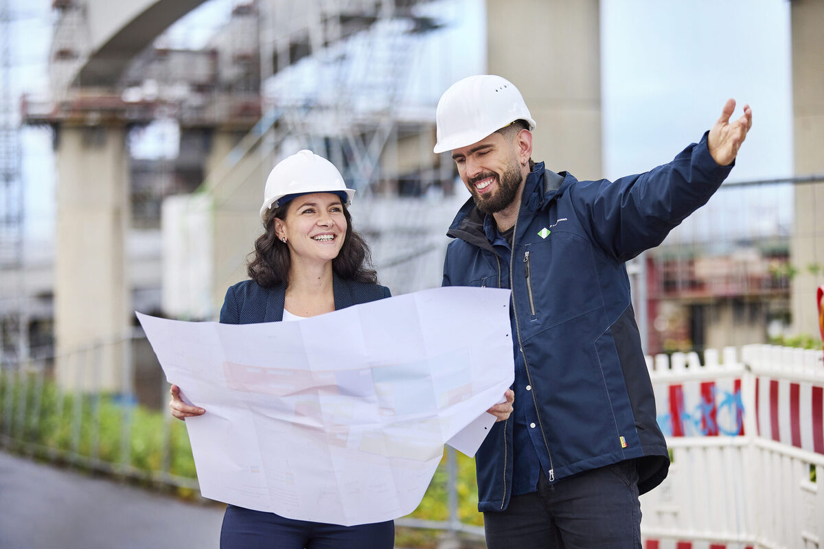 Zwei Mitarbeitende des Leverkusener Ordnungsamtes stehen vor dem Rathaus