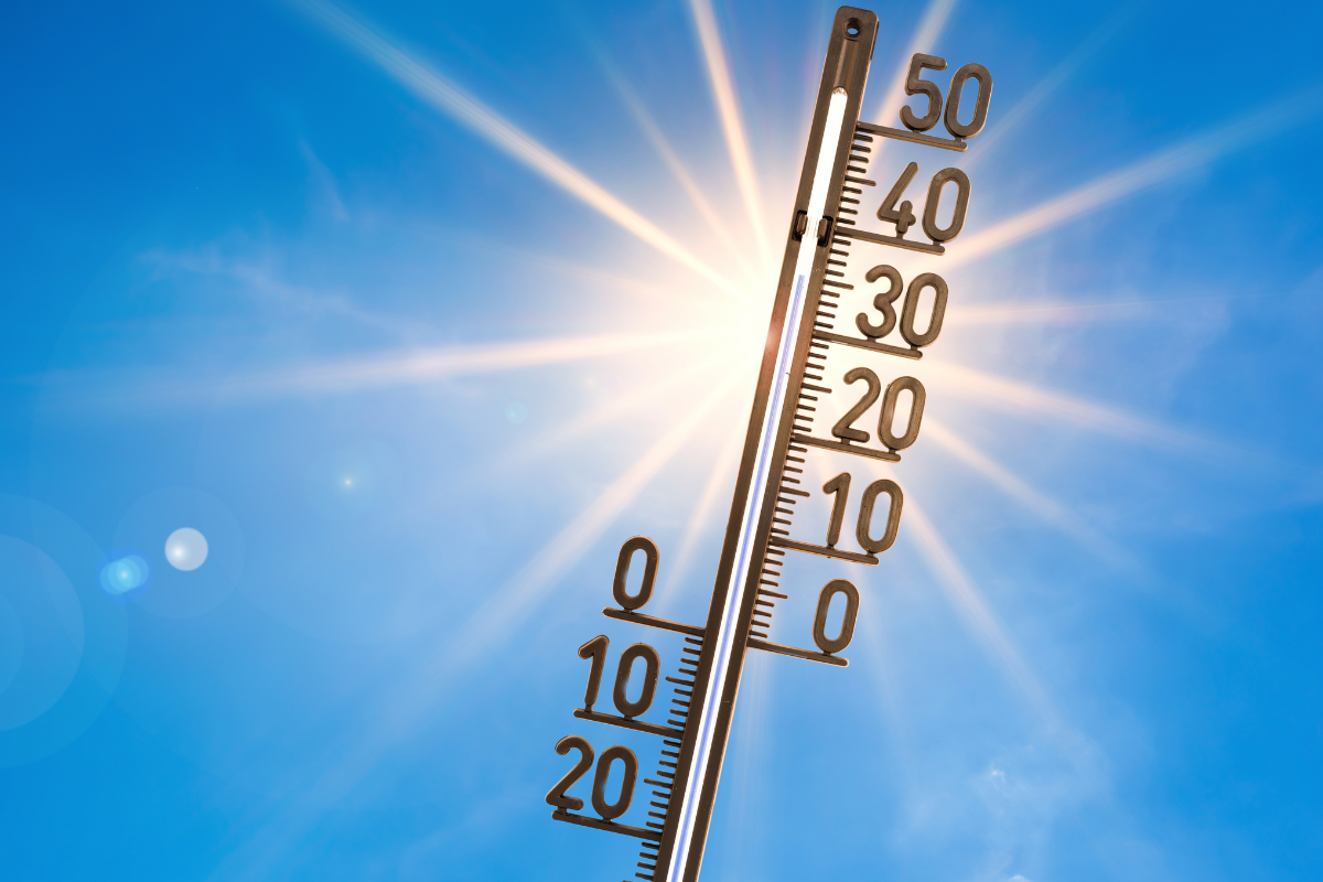 Ein Thermometer wird in den Himmel gehalten