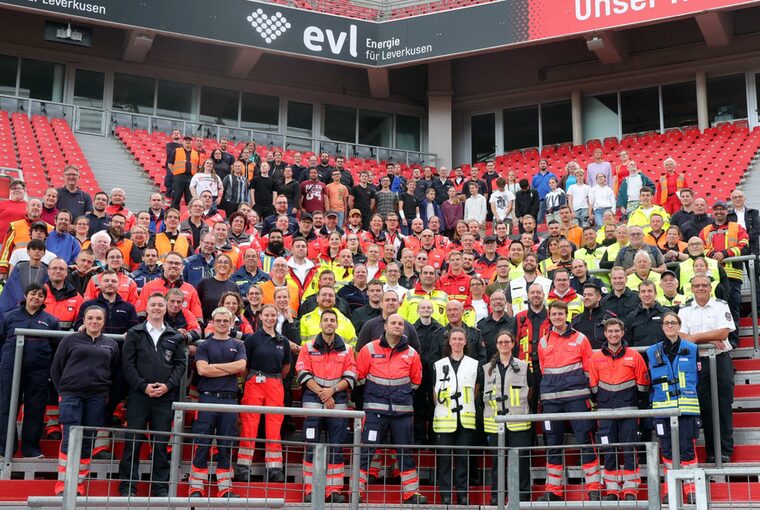 Alle helfenden Personen bei der Katastrophenschutzübung in der Bayarena