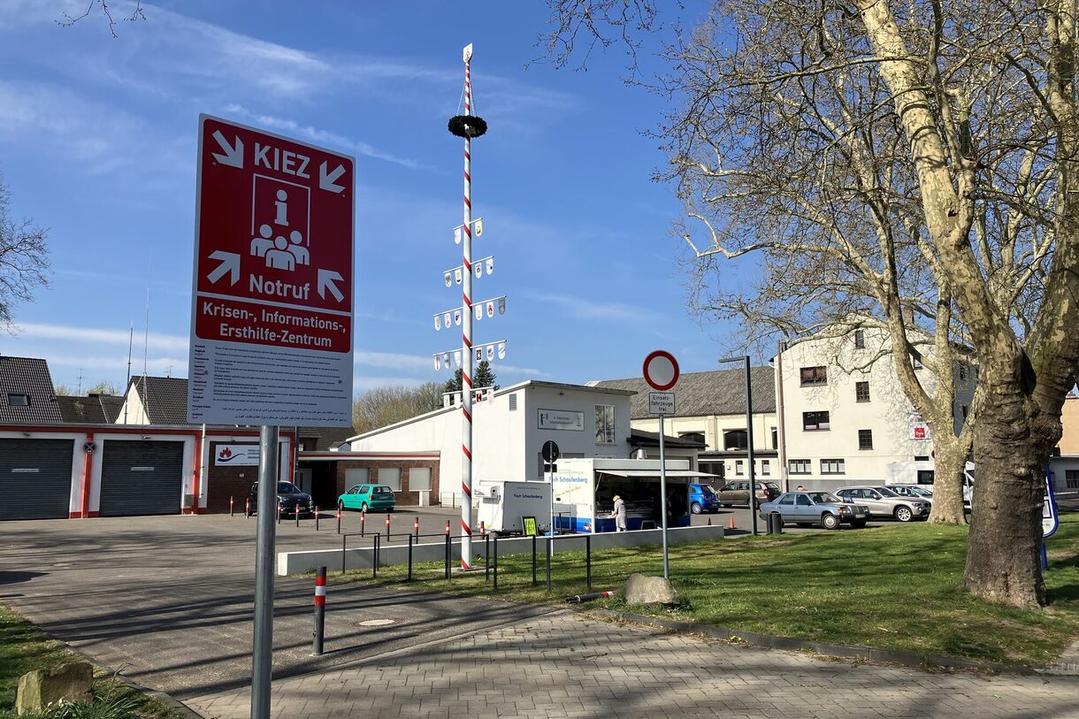 Das Schild KIEZ Notruf am Feuerwehr-Gerätehaus in Hitdorf