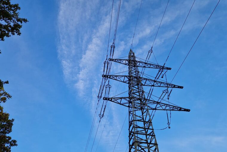 Ein Strommast, der in den Himmel ragt