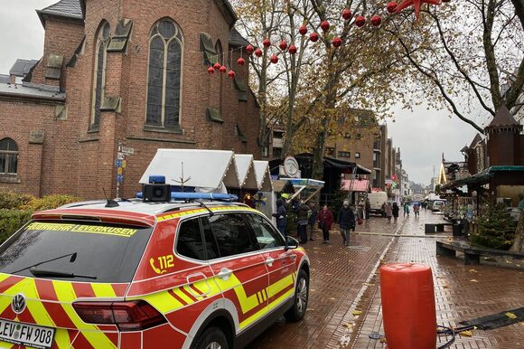 Ein Feuerwehrfahrzeug mit einer mobilen Sirene in Opladen