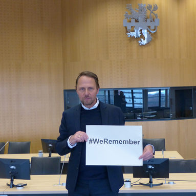 Oberbürgermeister Uwe Richrath unterstützt die Aktion #WeRemember