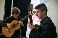 Zwei junge Musiker beim Musizieren