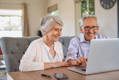 Senioren bedienen Laptop