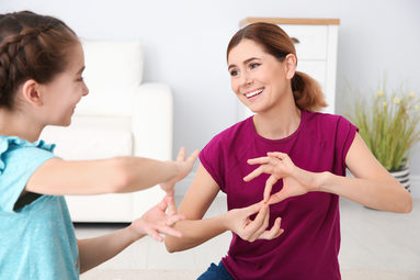 Mutter und Tochter kommunizieren in Zeichensprache
