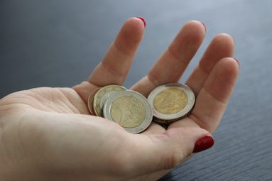 Hand, die Münzen hält