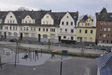 Blick auf den Schulhof von oben, Richtung Humboldtstraße