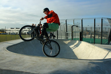 BMX-Fahrer auf der Skateranlage an der Bahnstadt Opladen