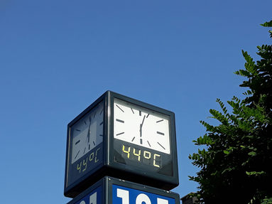 Temperaturanzeige in der City Leverkusen zeigt 44 Grad Celsius