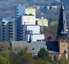 Manfort: Hochhäuser und neugotische Kirche St. Josef