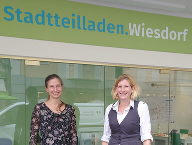 Silke de Roode (re.) und Stefanie Fabel (lks.) am Stadtteiladen Wiesdorf