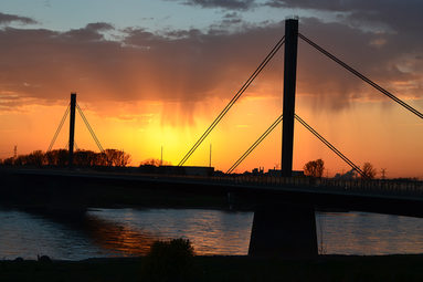 Sonnenuntergang im Neuland-Park mit Blick auf den Rhein