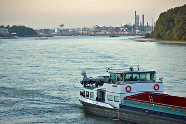 Frachtschiff auf dem Rhein, aus Richtung Leverkusen kommend