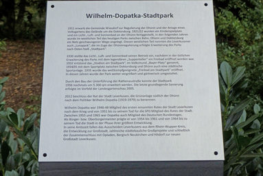 Die Stele informiert zur Geschichte des Parks und zum Leben Dopatkas