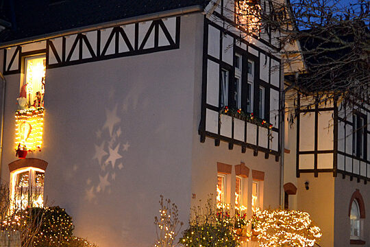 Weihnachtlichtlich geschmücktes Haus in der Wohnkolonie "Anna"