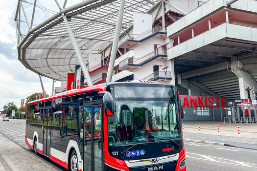 Pendelbus vor BayArena