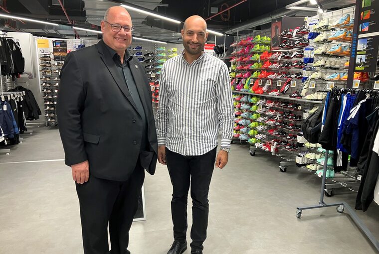 Oberbürgermeister Stefan Hebbel und Expansionsleiter bei Decathlon Deutschland, Abdelaziz Rachidi, im Austausch