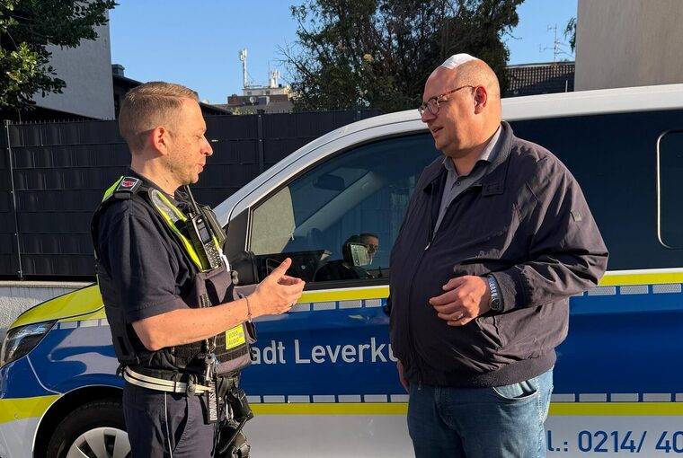 Marcus Richter, Leiter des Kommunalen Ordnungsdienstes, (links) im Gespräch mit Oberbürgermeister Stefan Hebbel