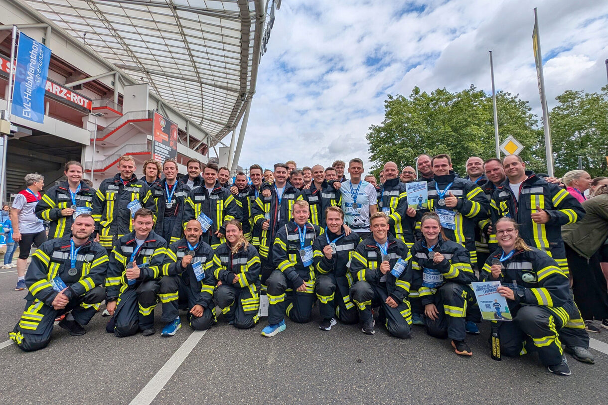 Das Team der Feuerwehr Leverkusen mit Kinderklinik-Chef Dr. Joachim G. Eichhorn (mittig im hellen Shirt).