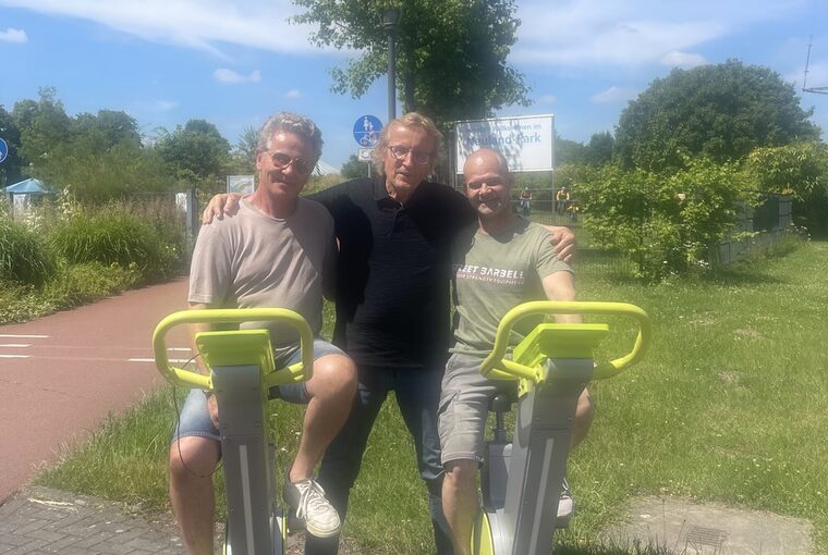 v.lks.: Armin Kühler, Frank Grunzke und Jan Peter Nikiferow bei der Übergabe der smarten Spinning Bikes
