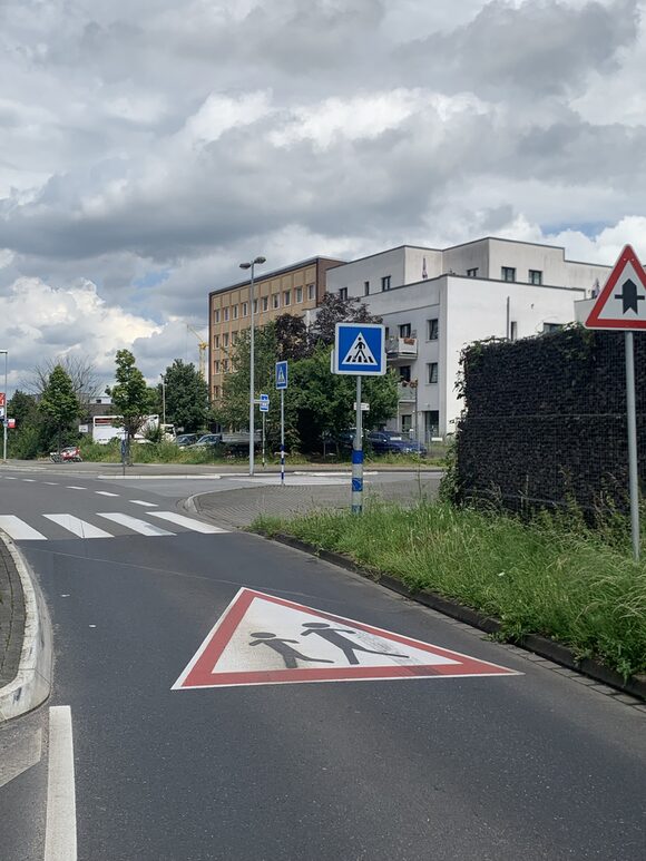 Zebrastreifen und Warnsignal im Leverkusener Stadtteil Manfort