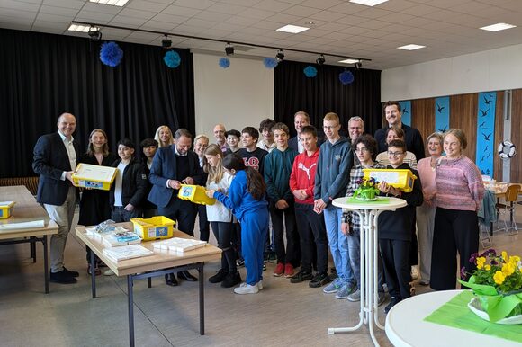 Übergabe der LEGO Roboter an die Schule an der Wupper