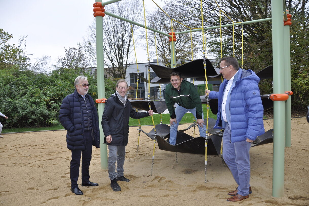 Gruppenbild mit Spielgerät