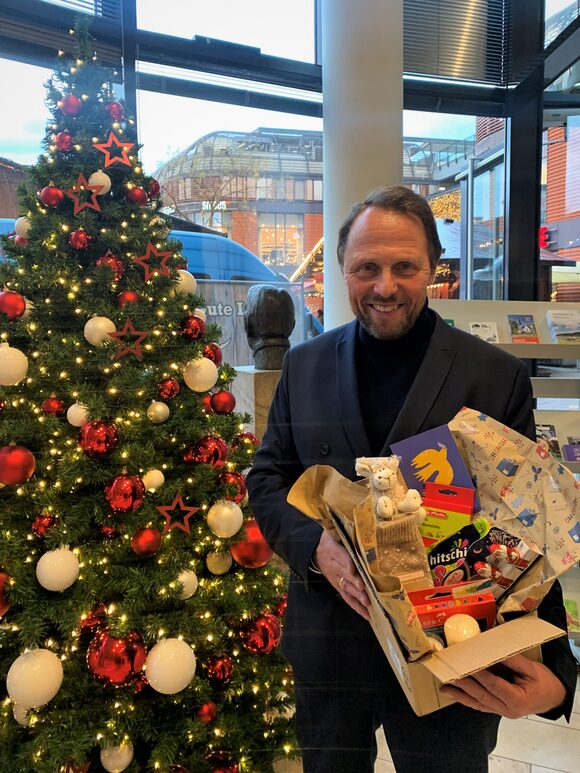 Uwe Richrath mit einer "Friedensbox".