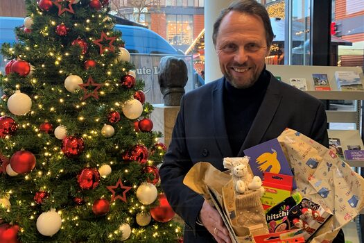 Uwe Richrath mit einer "Friedensbox".