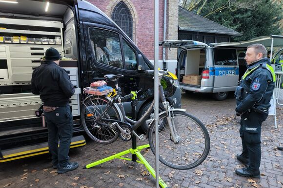 Am Prüfmobil wird ein Fahrrad gecheckt.