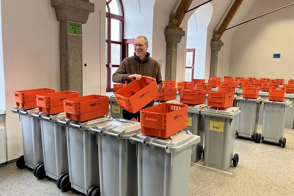 Demonstration der Abläufe im Briefwahlbüro