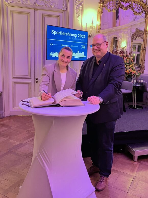 Sporrtlerehrung 2025 - Carlotta Wamser und OB Hebbel