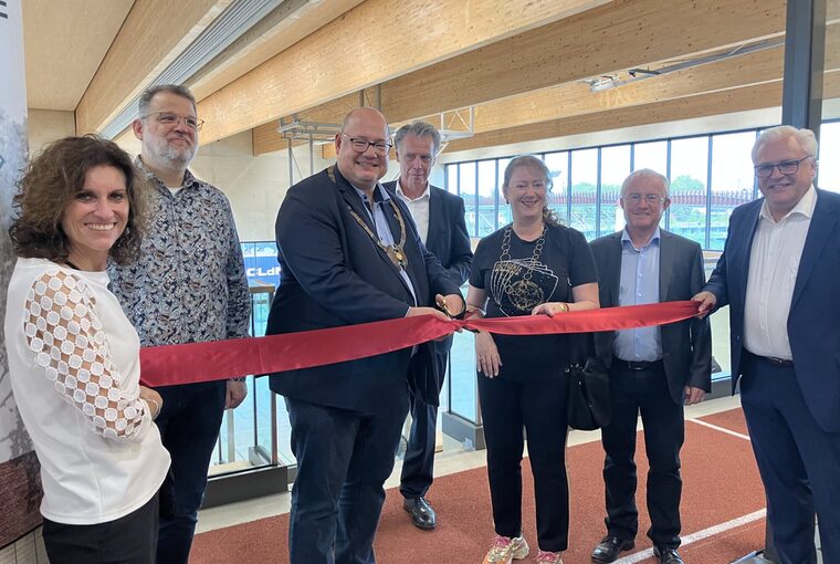 Feierliche Eröffnung mit der Leiterin des Sportparks Nelly Schreiner, LLG-Schulleiter Frank Lathe, Oberbürgermeister Stefan Hebbel, Architekt Jochem Kastner, Staatssekretärin Andrea Milz, Landtagsabgeordneter Rüdiger Scholz und Stadtdirektor Marc Adomat