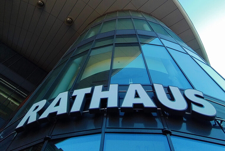 Das Rathaus von unten mit Schriftzug