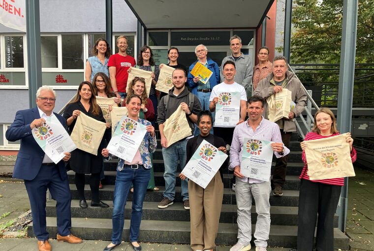 Links Stadtdirektor und Schirmherr Marc Adomat sowie Aylin Doğan und Stefanie Grube vom Fachbereich Kinder und Jugend mit Vertreterinnen und Vertretern des umfangreichen Angebots