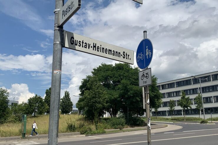 Fussverkehrs-Check in Manfort bei der Gustav-Heinemann-Strasse