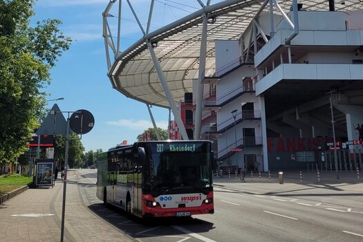 Wupsi-Bus vor der BayArena