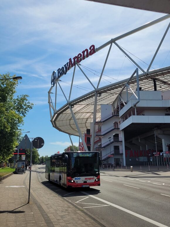 WupsiBus vor der BayArena