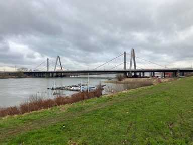 Das neue Teilstück neben der jetzigen Rheinbrücke muss angebunden werden.