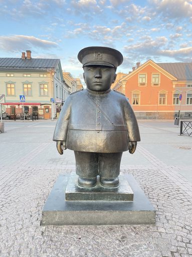 Toripolliisi-Statue auf dem Marktplatz von Oulu