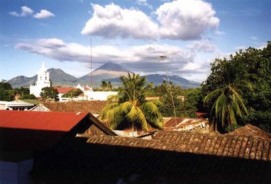 Blick über Chinandega zum Vulkan San Christóbal