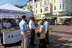 Vor Corona: Gespräch mit Bürgern auf dem Markt Wiesdorf/Foto: Archiv