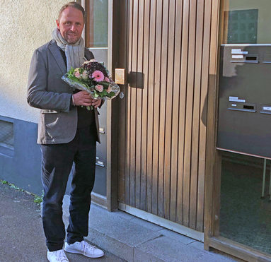 Oberbürgermeister Uwe Richrath mit Blumenstrauß
