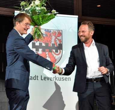 OB Uwe Richrath (re.) gratuliert Karl Lauterbach (SPD) (lks.)zum Wahlsieg